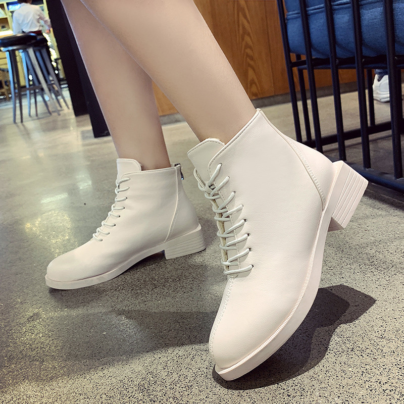 Μοντέρνες γυναικείες μπότες με κορδόνια σε λευκό και μαύρο χρώμα