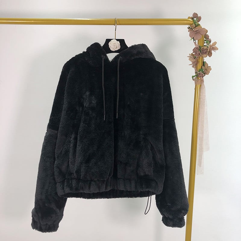 Bézs és fekete színű női pulóver kapucnival és nyakkendővel