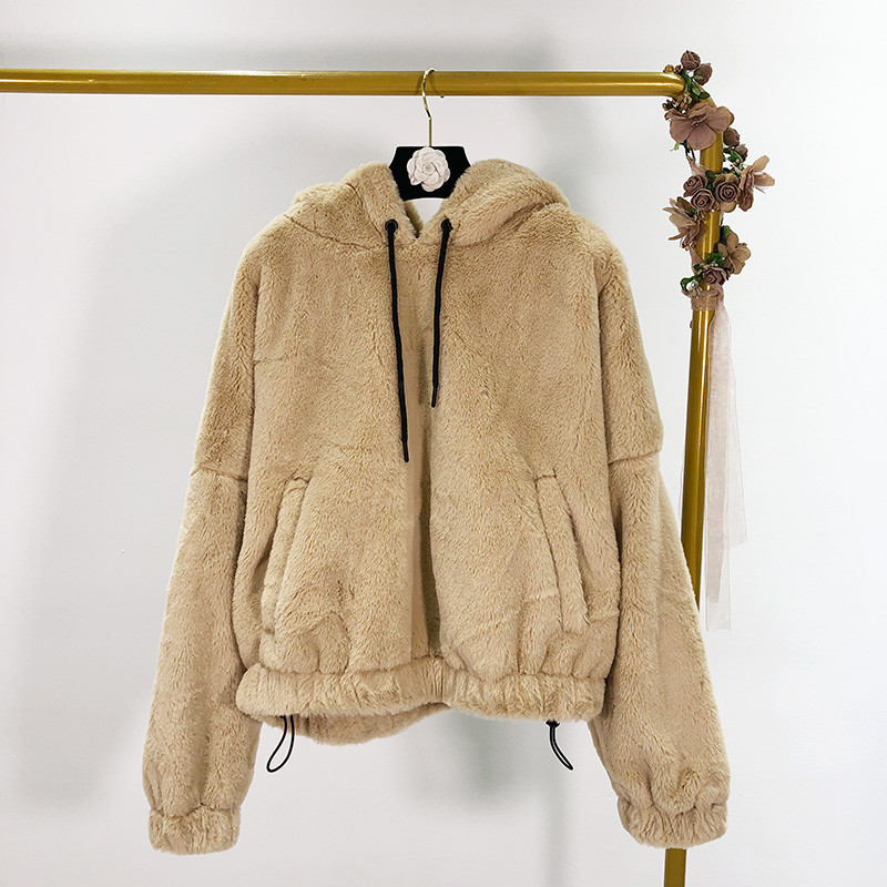 Bézs és fekete színű női pulóver kapucnival és nyakkendővel