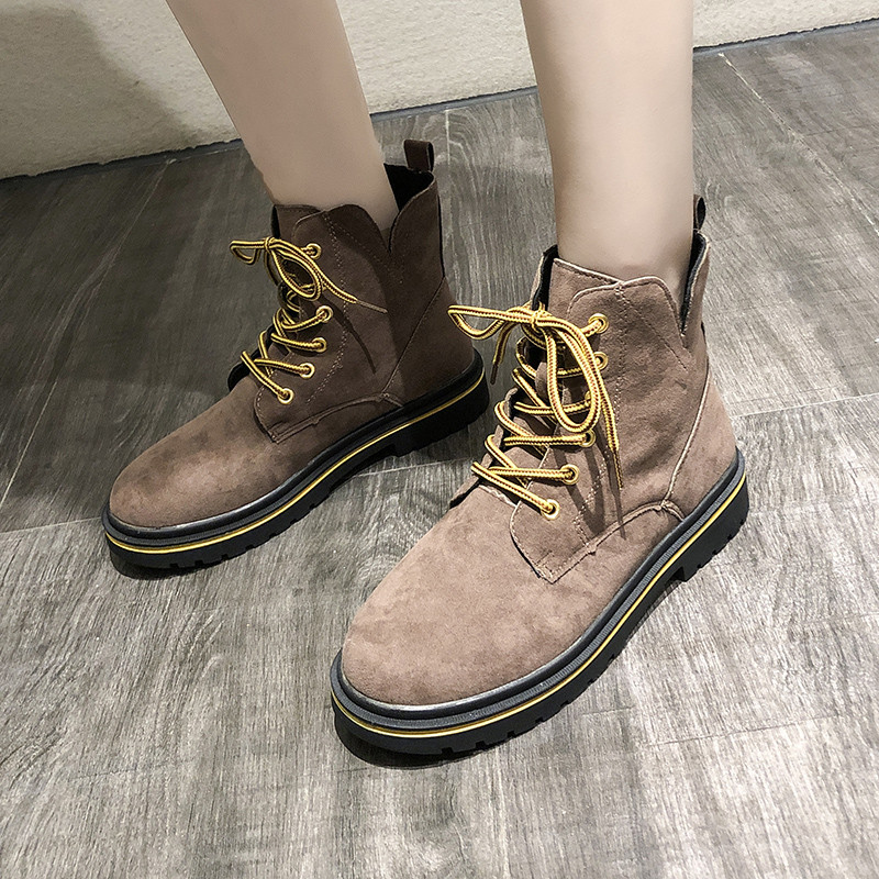 Alkalmi női csizma barna és fekete fűzővel