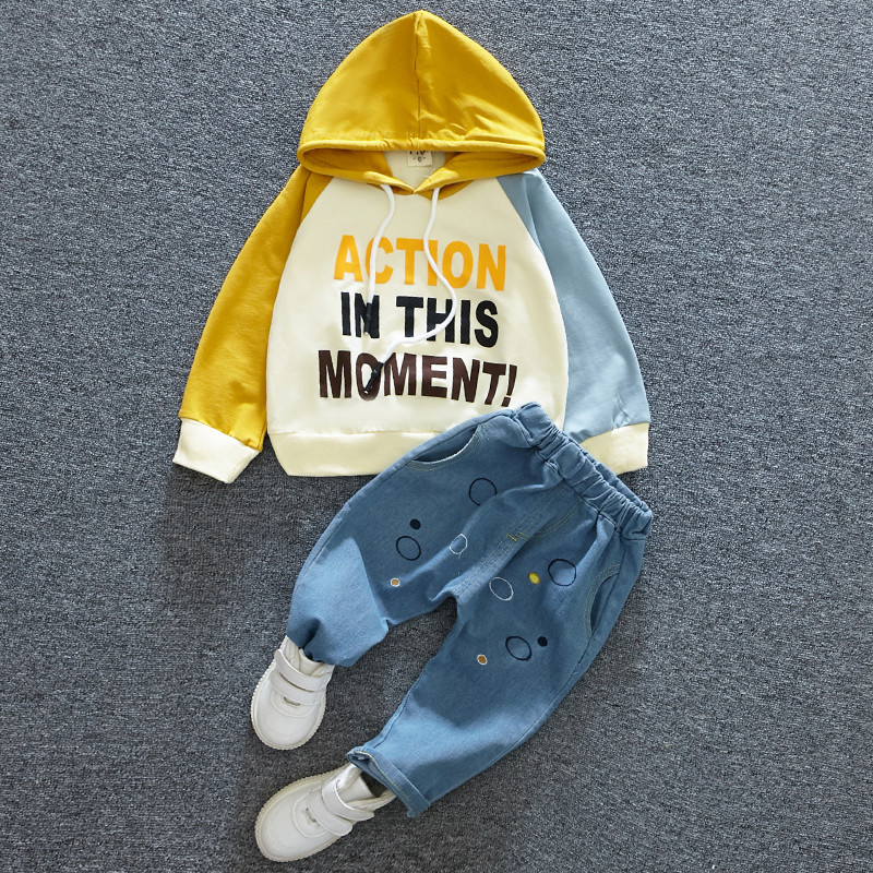 Set modern pentru copii in doua culori cu inscriptii si cravate pentru baieti