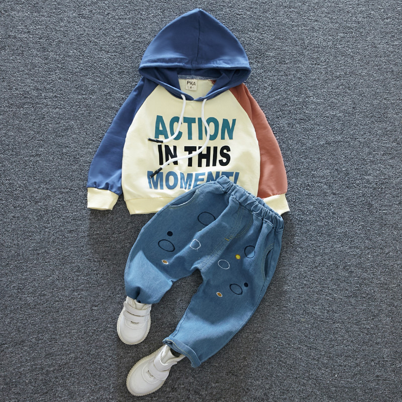 Set modern pentru copii in doua culori cu inscriptii si cravate pentru baieti