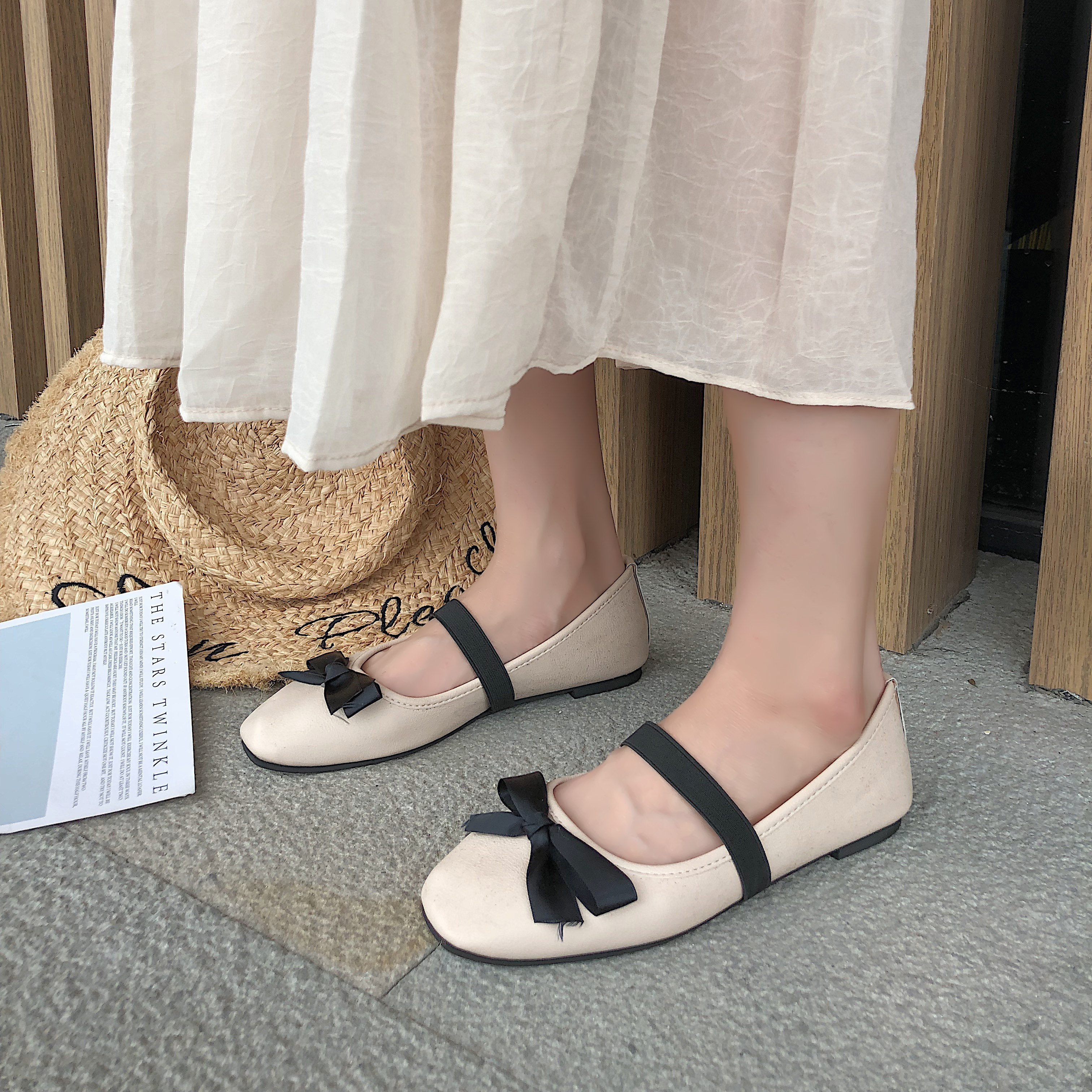 Μοντέρνα γυναικεία παπούτσια με κορδέλα σε δύο χρώματα