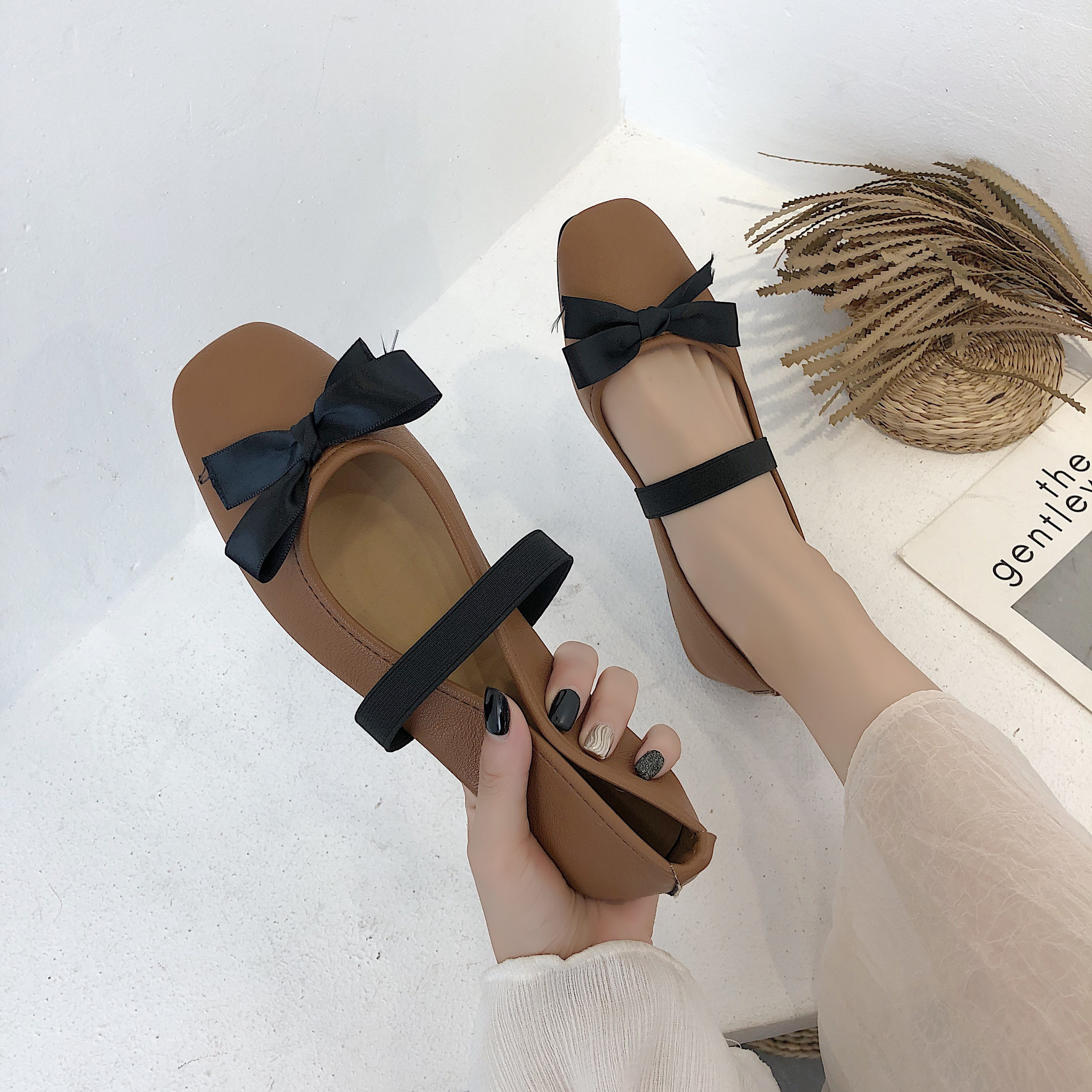 Μοντέρνα γυναικεία παπούτσια με κορδέλα σε δύο χρώματα