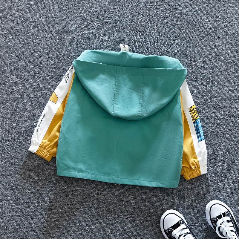 Gyermek kabát fiúknak három színben felirattal és kapucnival