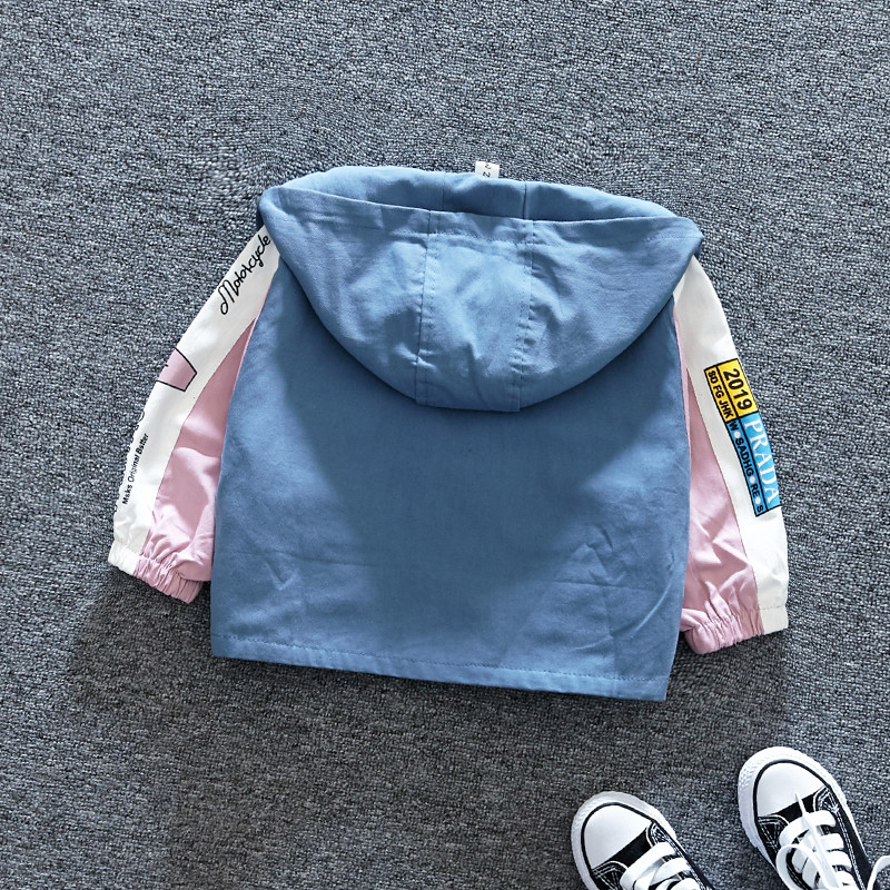 Gyermek kabát fiúknak három színben felirattal és kapucnival