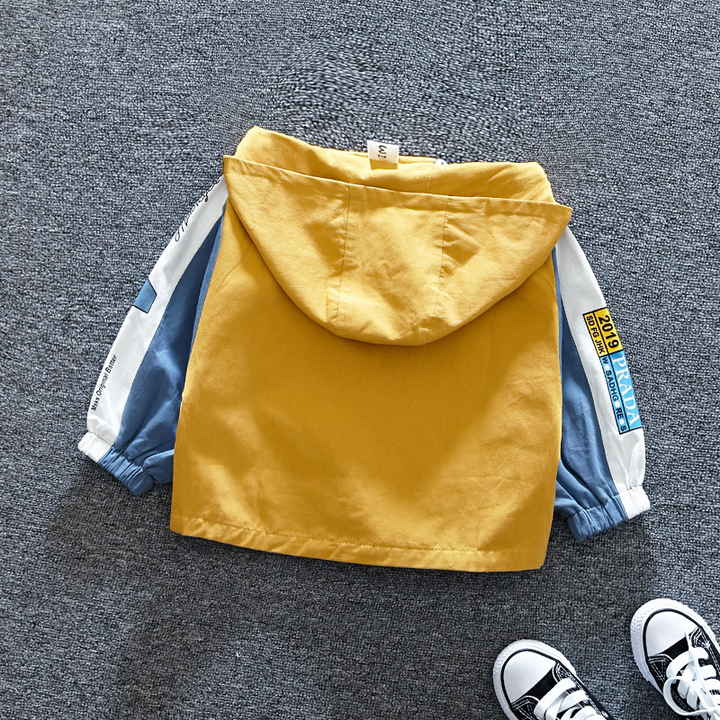 Gyermek kabát fiúknak három színben felirattal és kapucnival