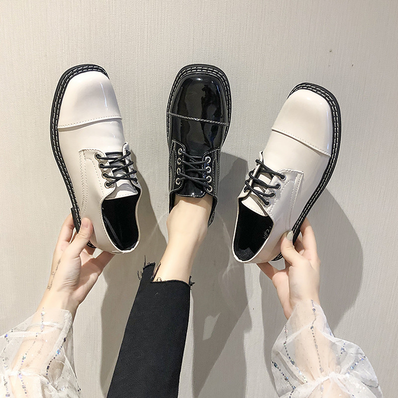 Стилни дамски обувки с връзки в черен и бял цвят