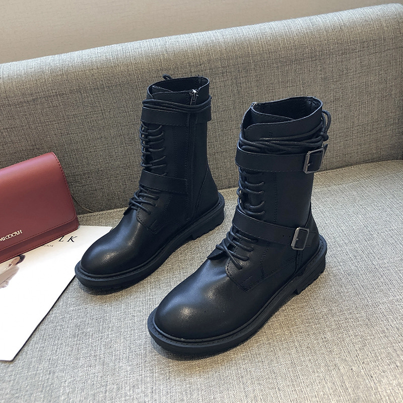 Κορυφαίες γυναικείες μπότες με κορδόνια και μεταλλικές πόρπες σε μαύρο χρώμα