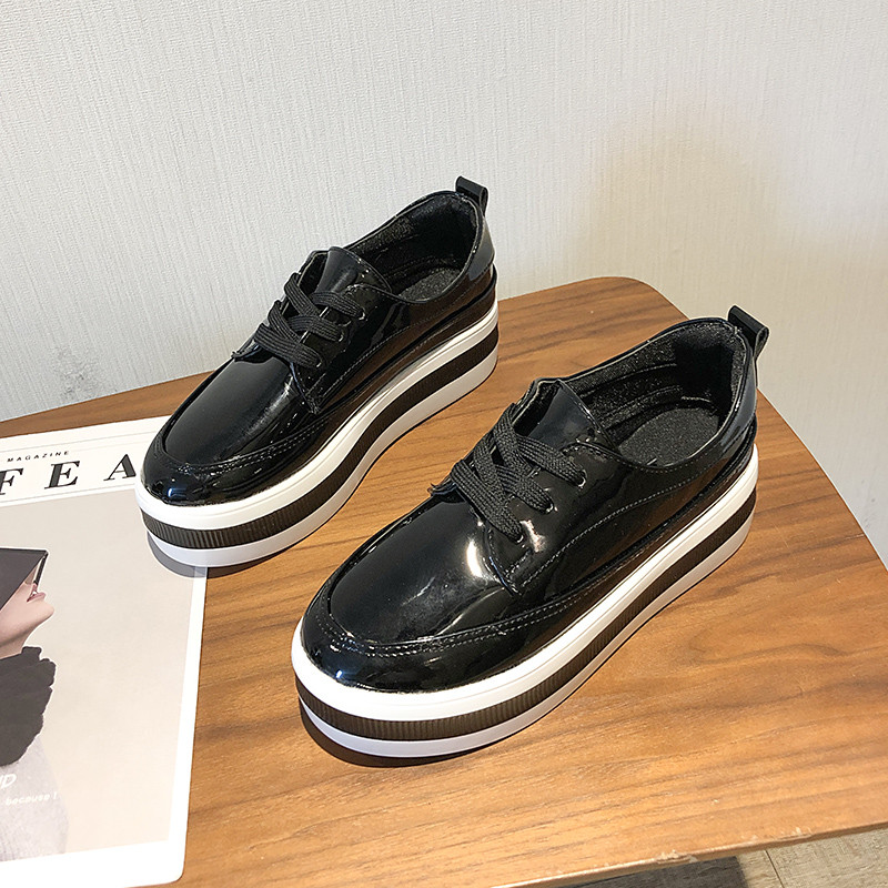 Pantofi de dama actuali cu sireturi si platforma in negru si rosu