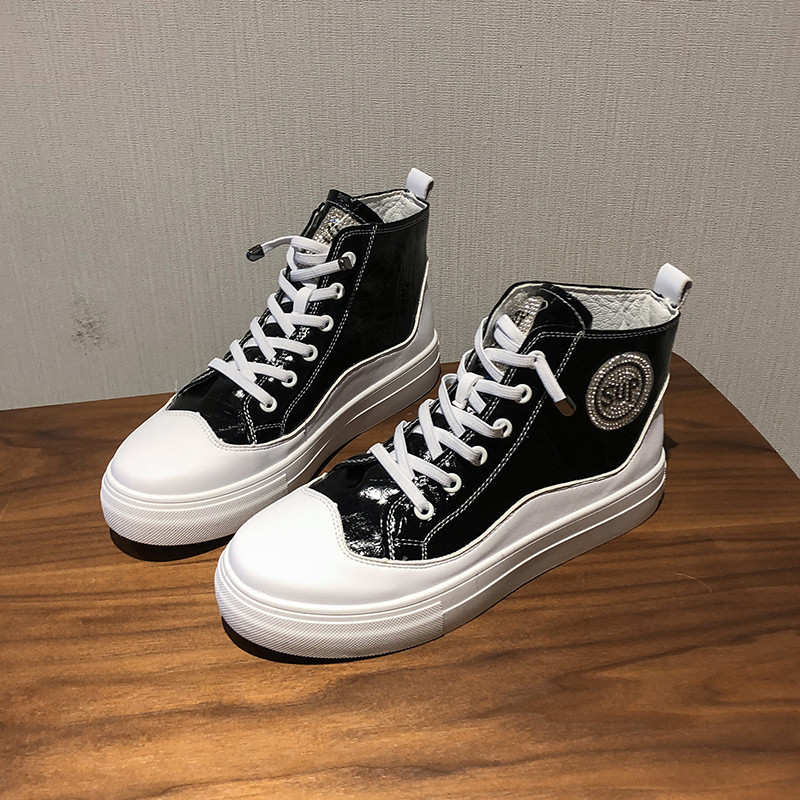 Női alkalmi tornacipő fekete és ezüst fűzővel