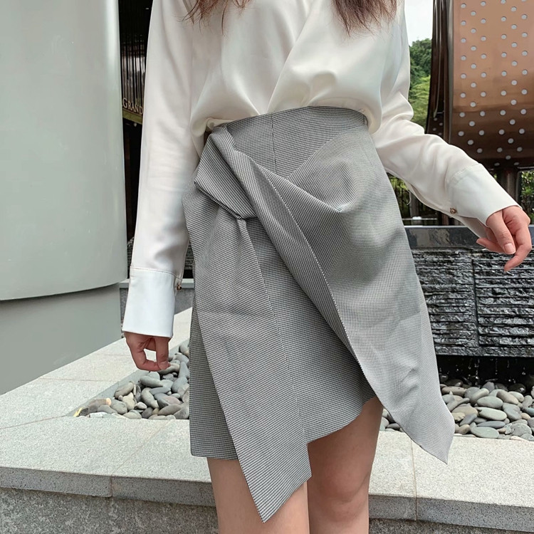 Rövid aszimmetrikus női szoknya szürke színben