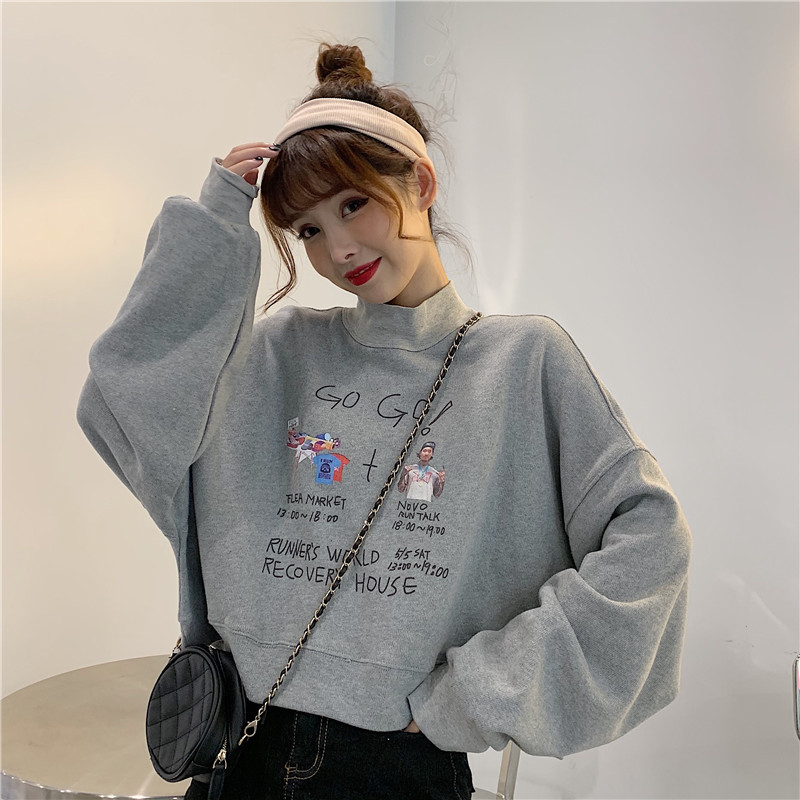 Bluză largă de damă cu inscripții și guler înalt