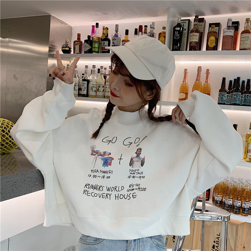 Bluză largă de damă cu inscripții și guler înalt