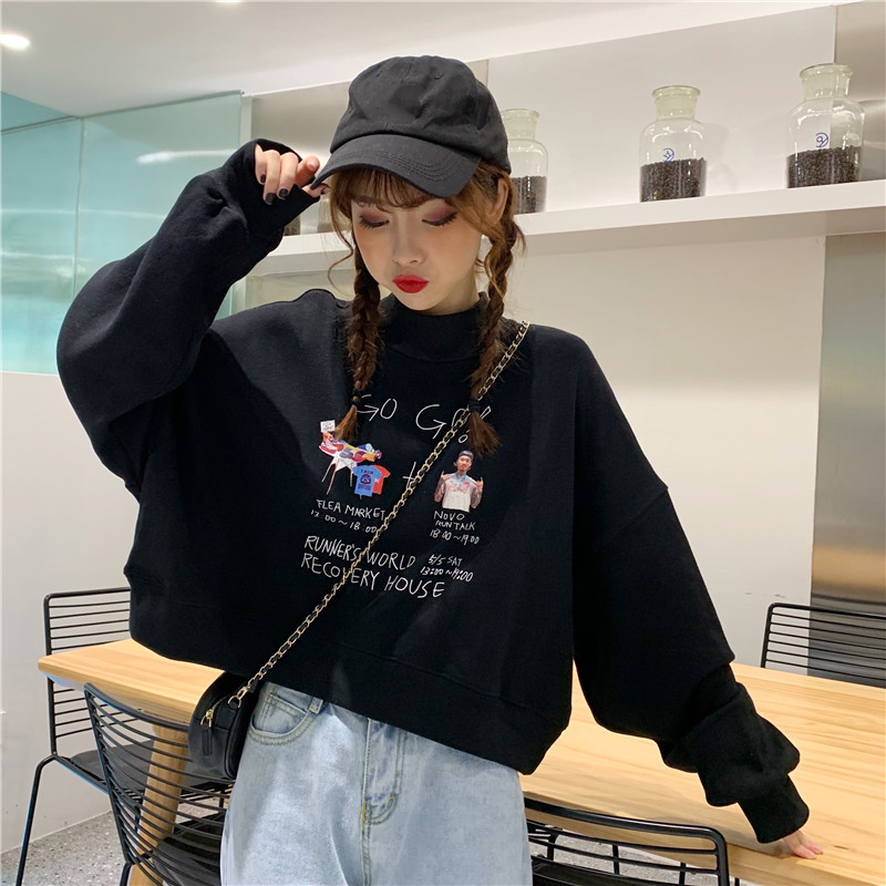 Bluză largă de damă cu inscripții și guler înalt