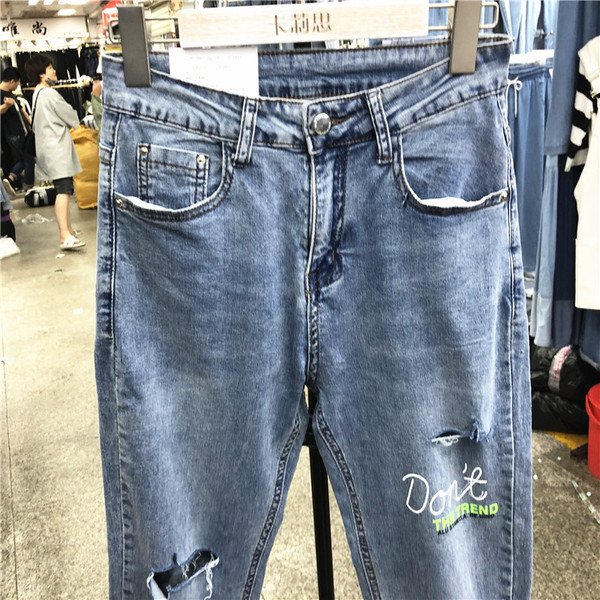 Női alkalmi farmernadrág kék hímzéssel