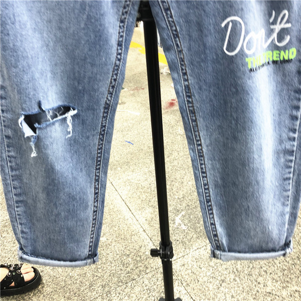 Női alkalmi farmernadrág kék hímzéssel