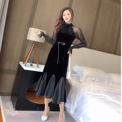 Κομψό βελούδο φόρεμα σε μαύρο χρώμα και τούλι