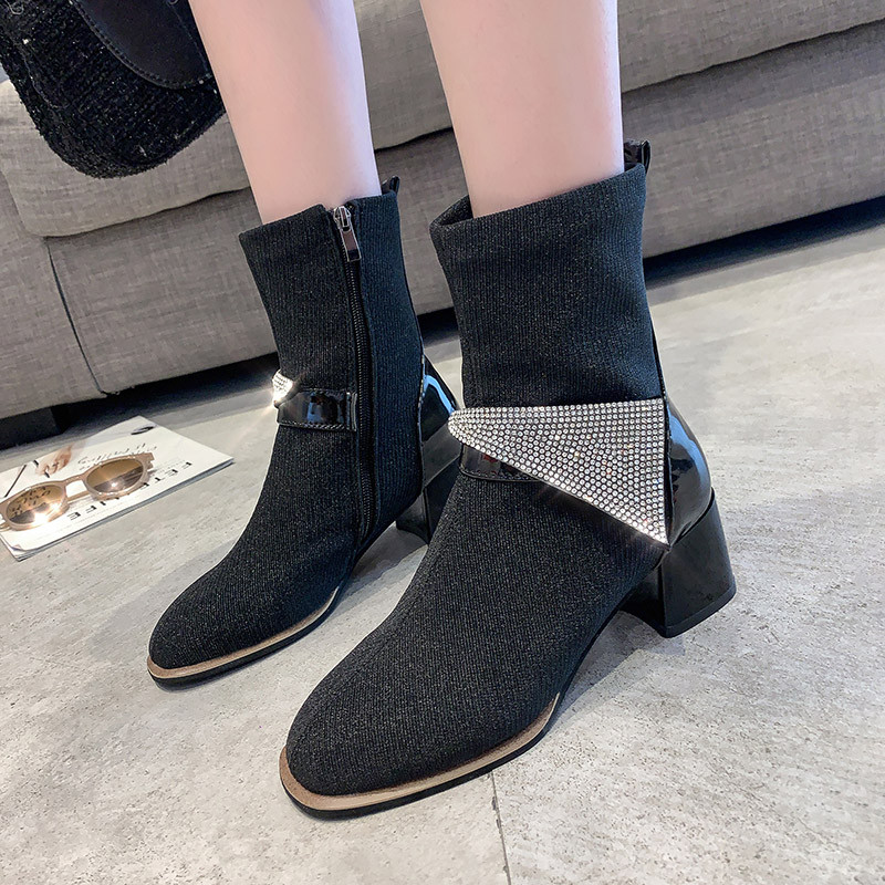 Κομψές γυναικείες μπότες με πέτρες και παχιά τακούνια σε μαύρο χρώμα
