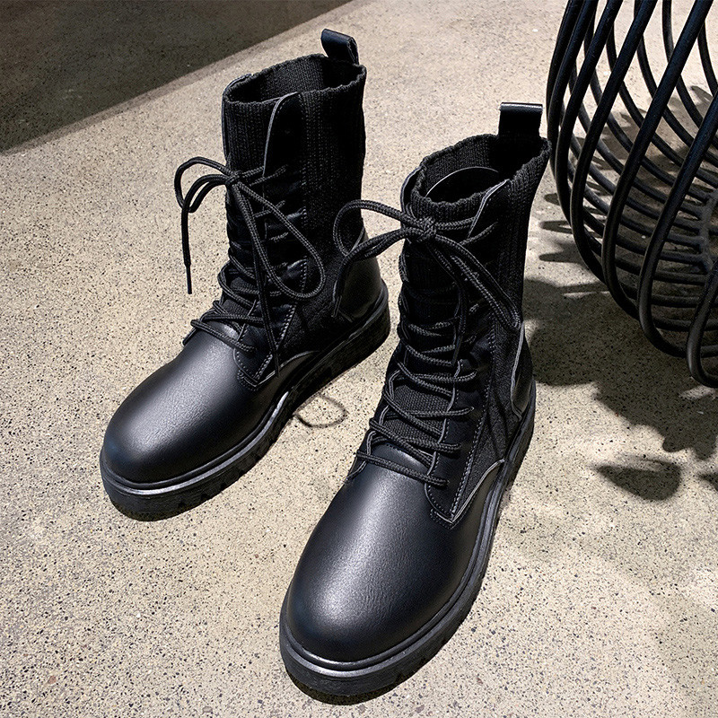 Modern női csizma fekete és bordó fűzővel