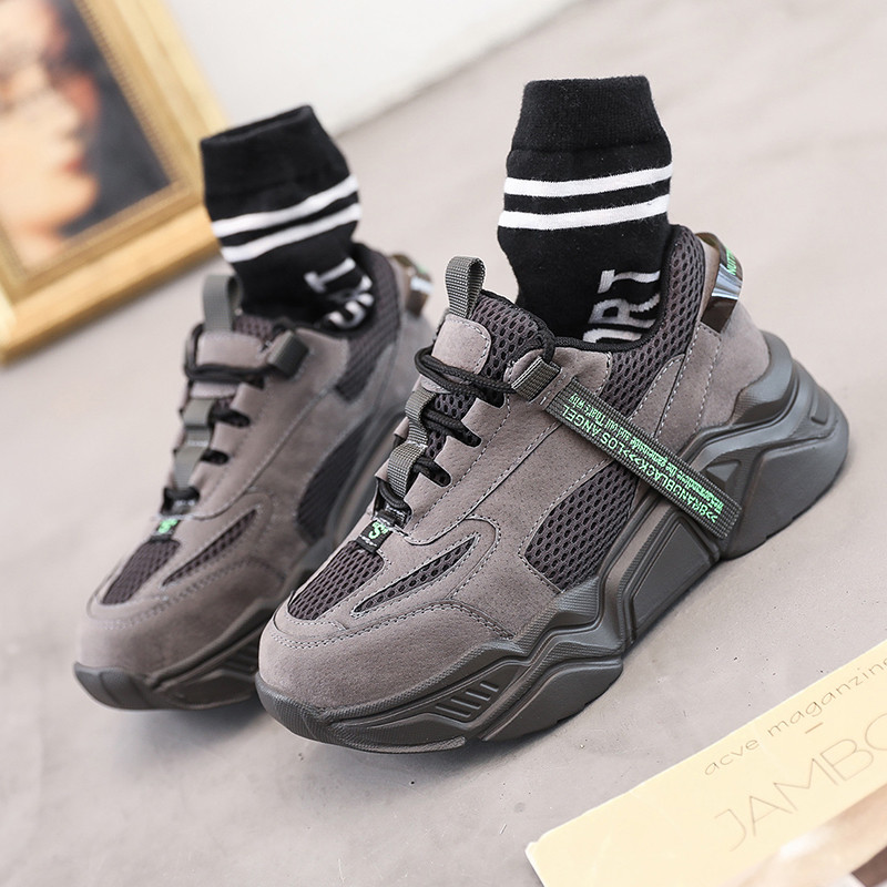 Aktuális női tornacipő magas talppal, fekete és szürke színben