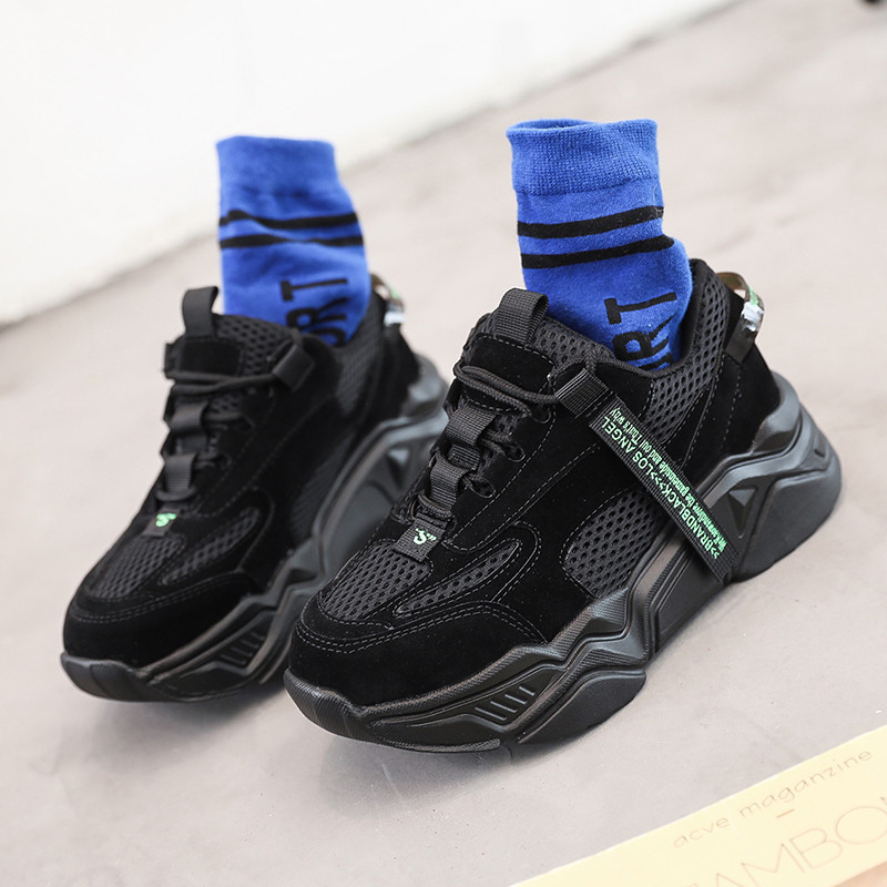 Aktuális női tornacipő magas talppal, fekete és szürke színben