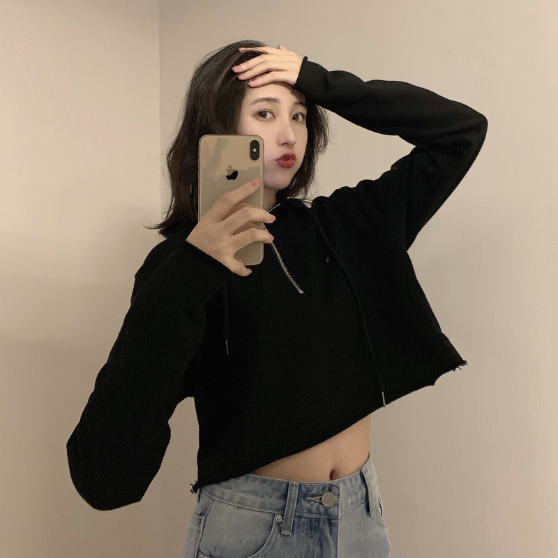 Γυναικεία κοντή μπλούζα σε τρία χρώματα με κουκούλα