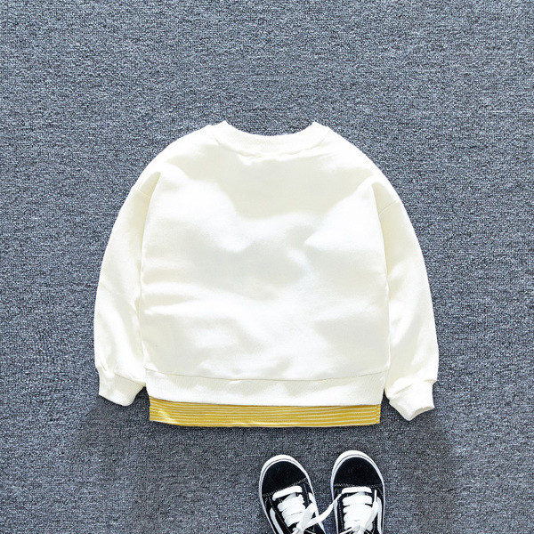Модерна детска блуза в бял цвят с О-образно деколте за момчета