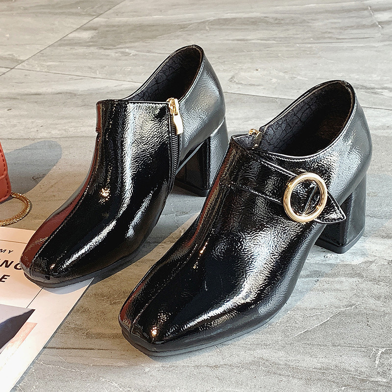 Női cipő hegyes modell vastag sarokkal, három színben