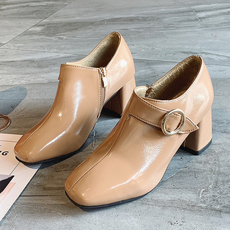 Női cipő hegyes modell vastag sarokkal, három színben