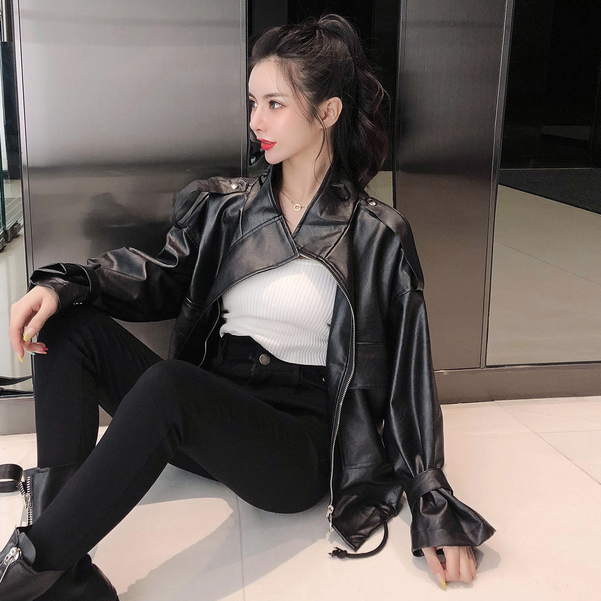 Geacă modernă din piele cu șireturi și fermoar de culoare neagră