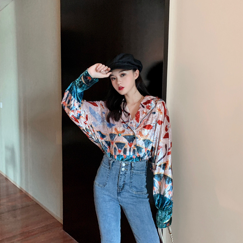 Modern női ing klasszikus gallérral, színes mintával