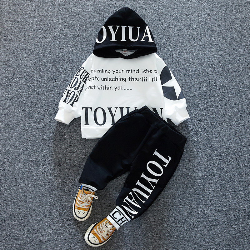 Gyermek szett két színben felirattal és kapucnival fiúknak