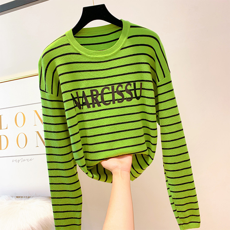 Bluză de damă cu inscripție și decolteu în formă de O în mai multe culori