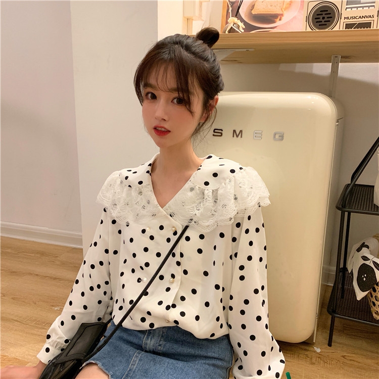 Μοντέρνο γυναικείο πουκάμισο πουά σε λευκό και μαύρο χρώμα με δαντέλα