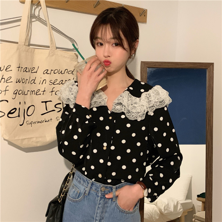 Μοντέρνο γυναικείο πουκάμισο πουά σε λευκό και μαύρο χρώμα με δαντέλα