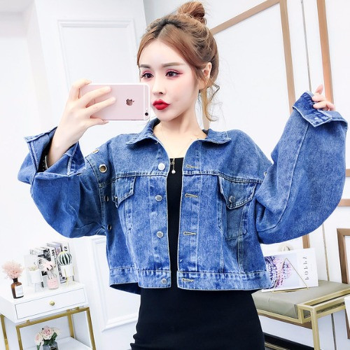 Κοντό τζιν μπουφάν σεε μπλε και μαύρο χρώμα με μεταλλικά στοιχεία