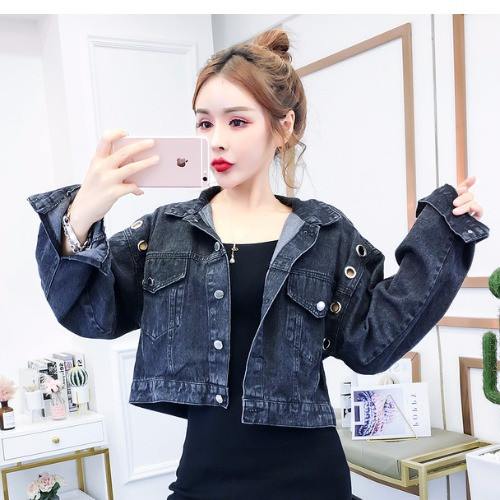 Κοντό τζιν μπουφάν σεε μπλε και μαύρο χρώμα με μεταλλικά στοιχεία