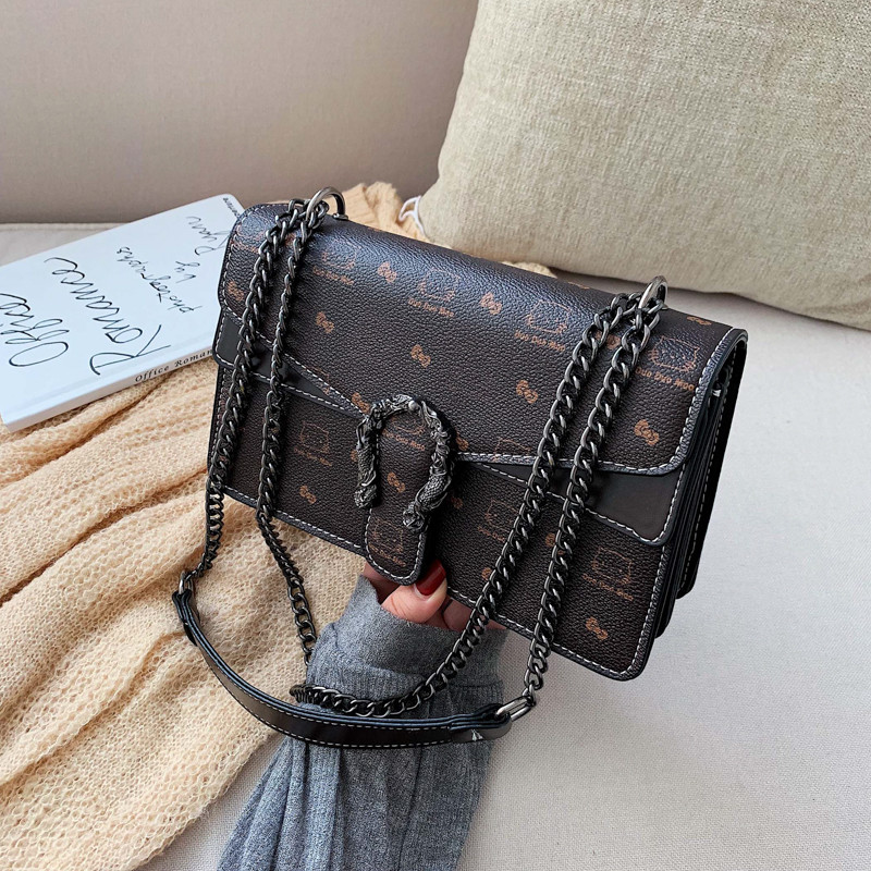 Modern női táska fém elemmel több színben