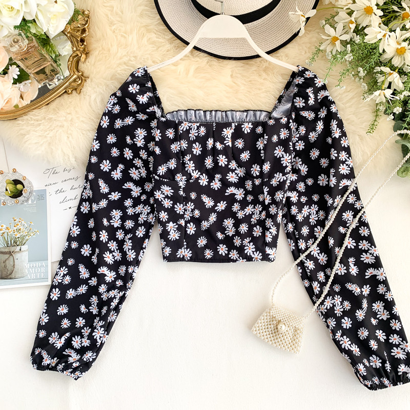 Γυναικεία κοντή μπλούζαμε τετράγωνη λαιμόκοψη και floral σχέδιο