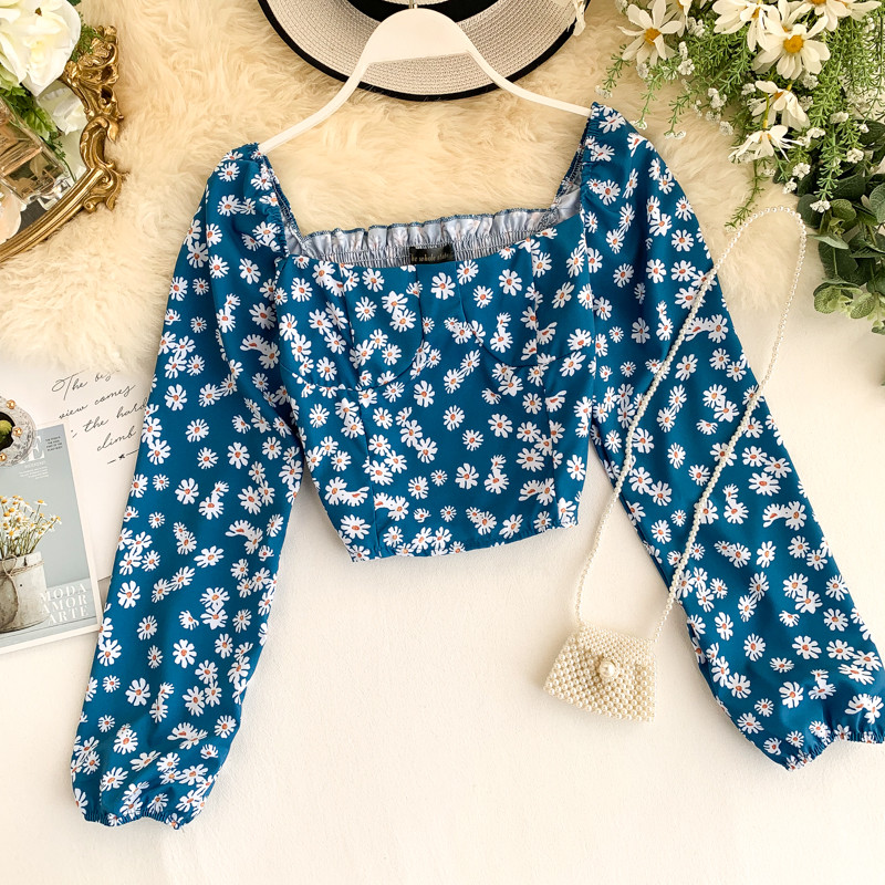 Γυναικεία κοντή μπλούζαμε τετράγωνη λαιμόκοψη και floral σχέδιο