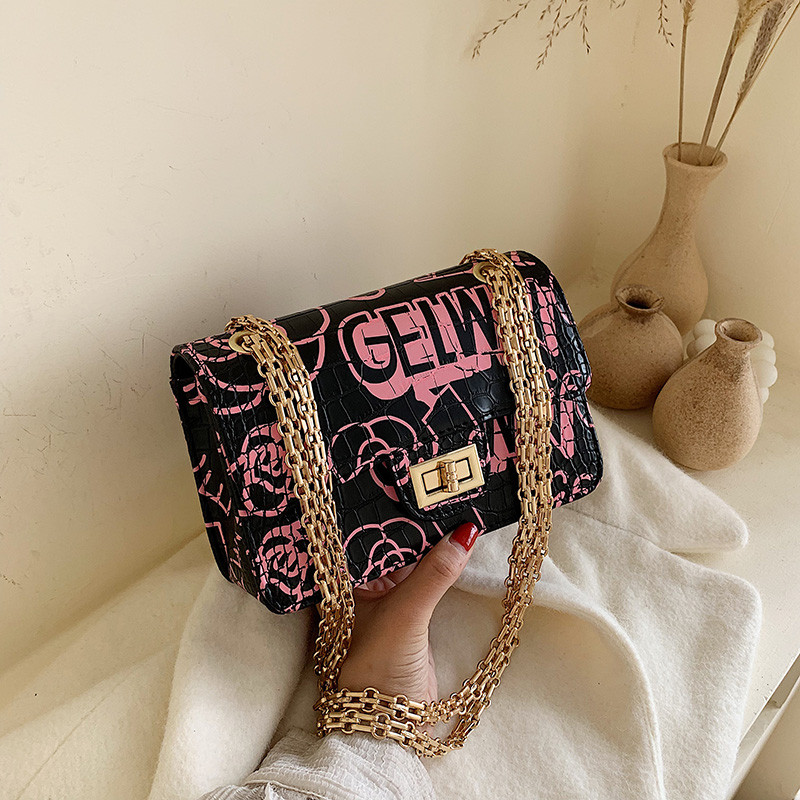 Fémlánccal ellátott női táska két színben