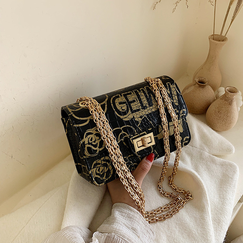 Fémlánccal ellátott női táska két színben