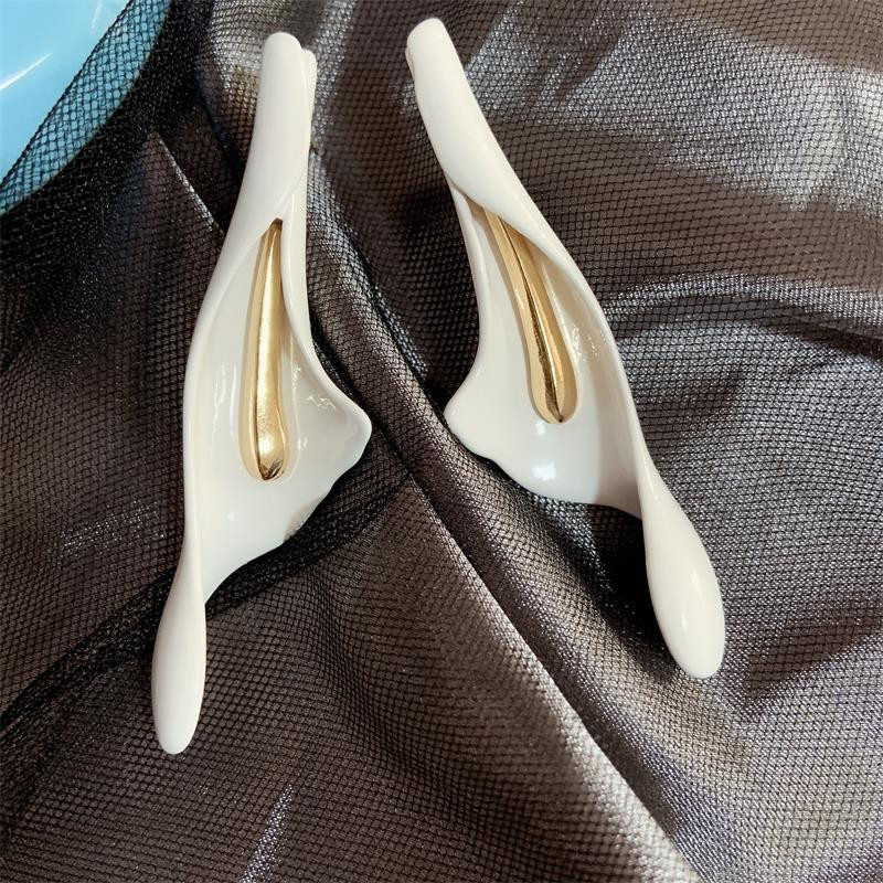 Cercei eleganti de dama in alb