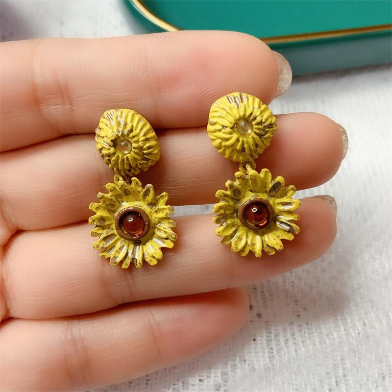 Női fülbevaló sárga színben, virágformával