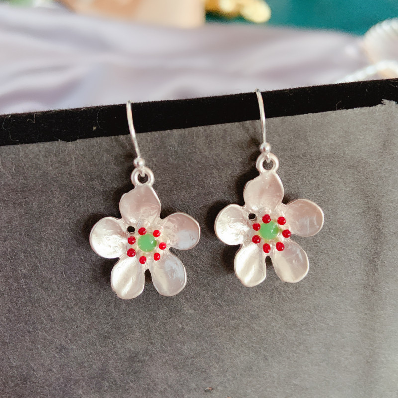 Καθημερινά σκουλαρίκια σε λευκό χρώμα με σχήμα λουλουδιού