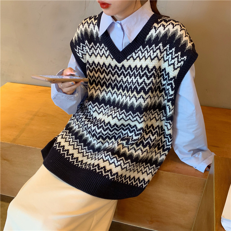 Vesta de dama tricotata in doua culori