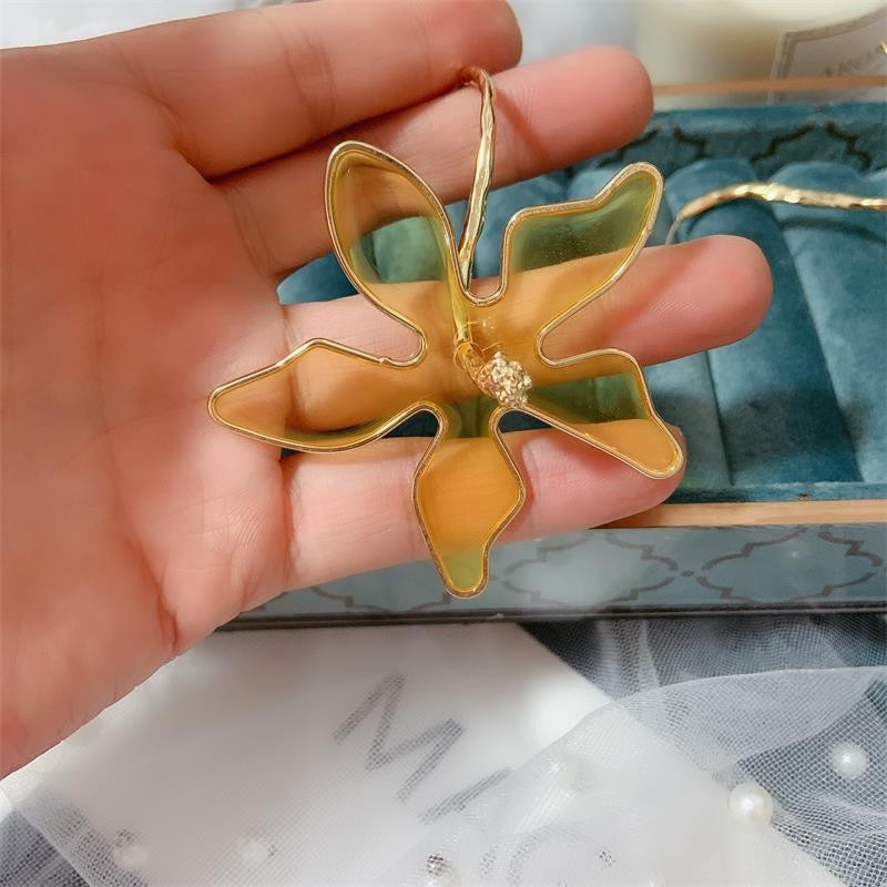 Aszimmetrikus női fülbevaló virág formájú