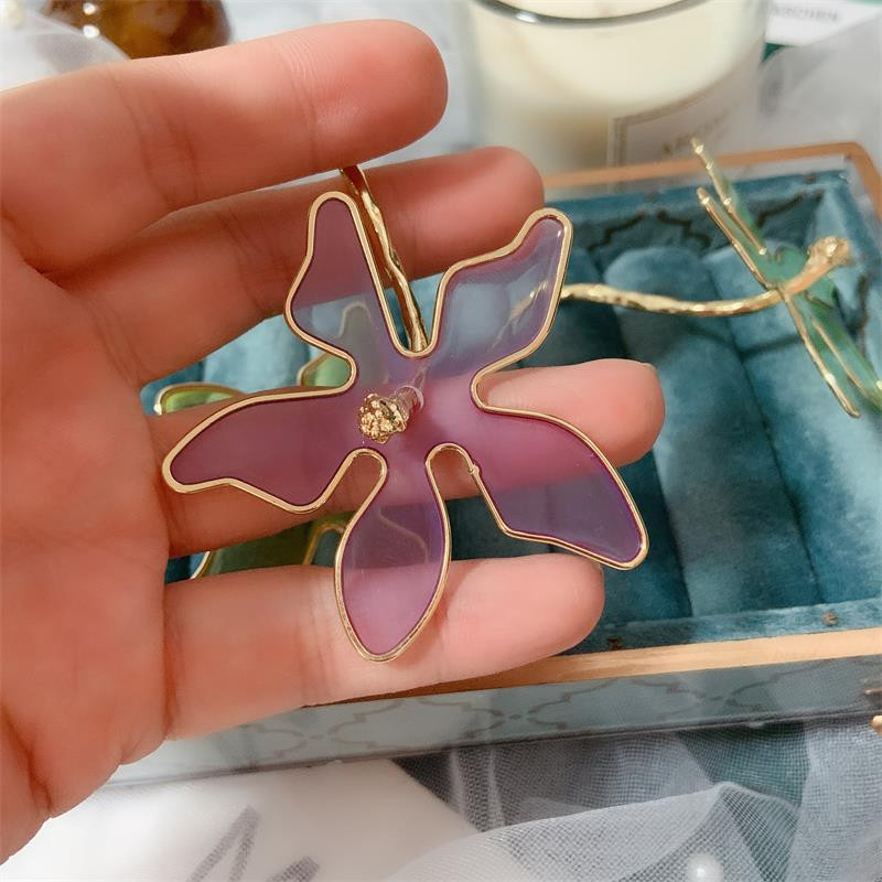 Aszimmetrikus női fülbevaló virág formájú