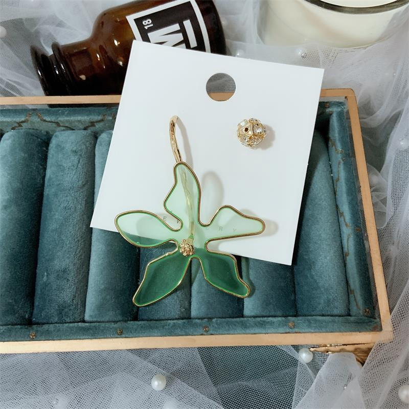 Aszimmetrikus női fülbevaló virág formájú